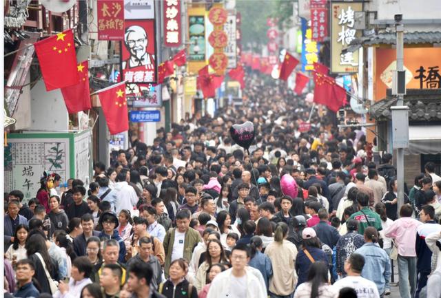 长沙红到发紫！游客从橘子洲挤到五一广场，还开发出了新玩法