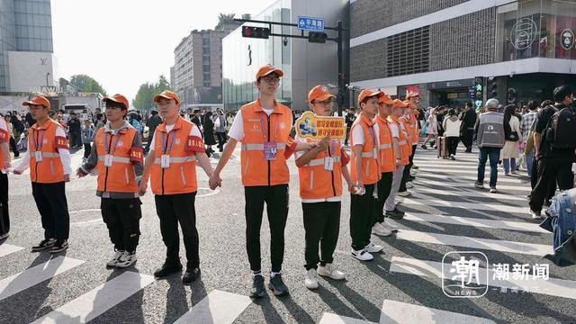 西湖边再现“最美人墙”，有志愿者走过斑马线上万次