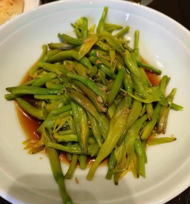 食用鲜黄花菜后呕吐不止，专家：谨防食物中毒，干黄花菜比鲜黄花菜更安全